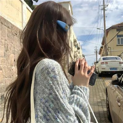 追梦的黎族女娃娃